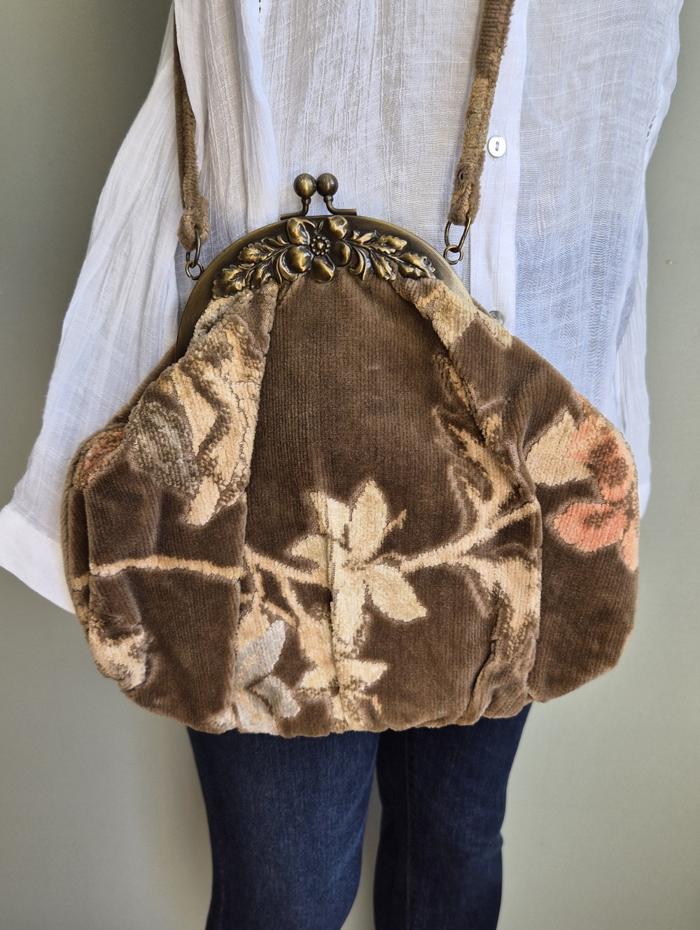 Vintage Carpetbag Brown Velvet Floral Crossbody Bag - Picture 4 of 14